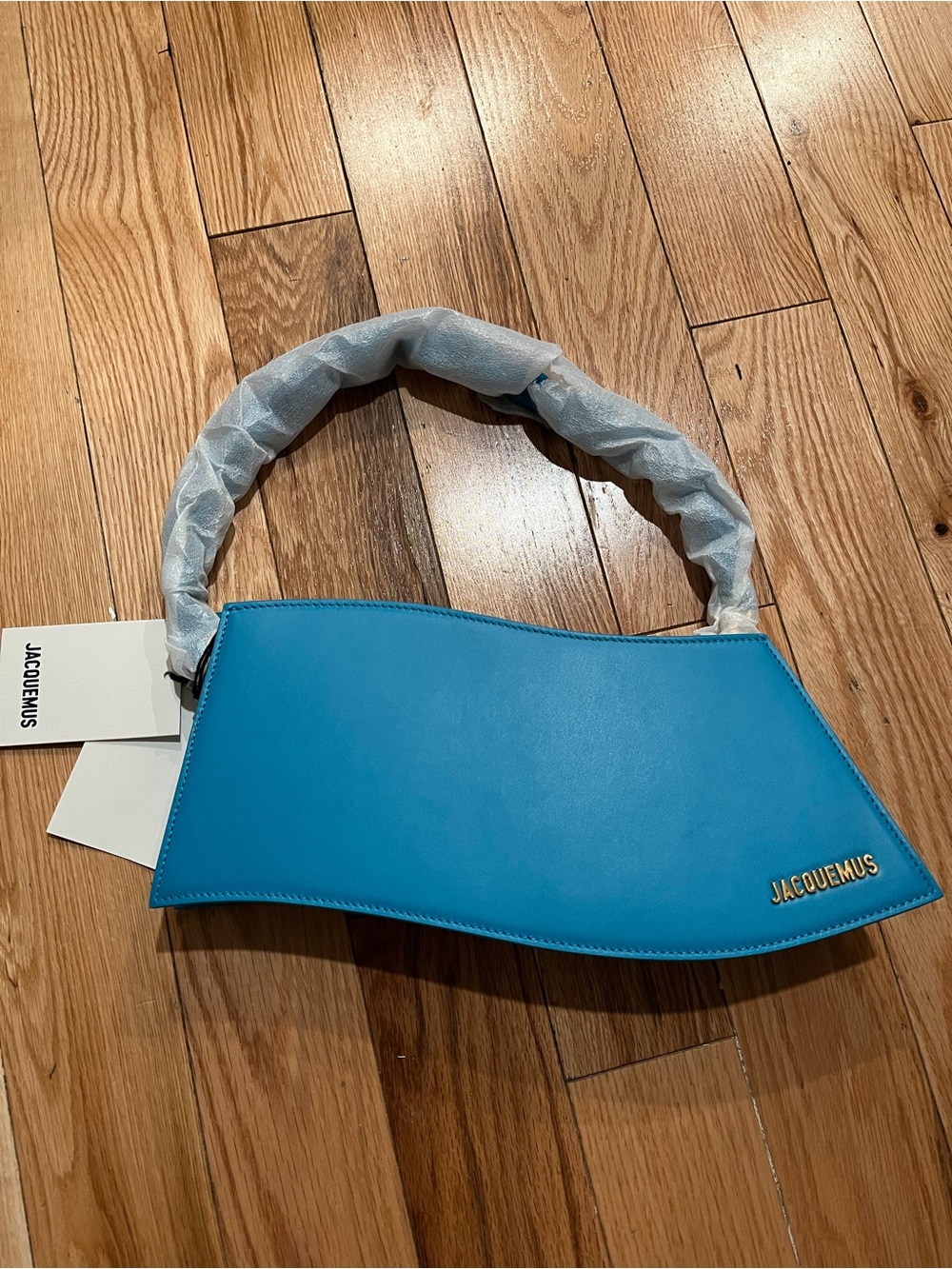 JACQUEMUS
Smooth Calfskin La Vague Turquoise - Picture 1 of 10